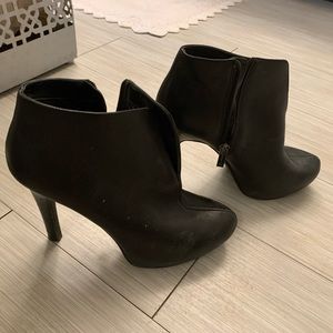 Black leather Jessica Simpson booties